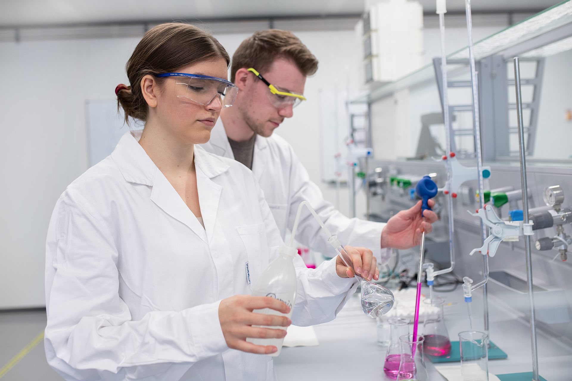 Studierende_Chemielabor_0047 Studierende im Chemielabor führen einen Versuch durch