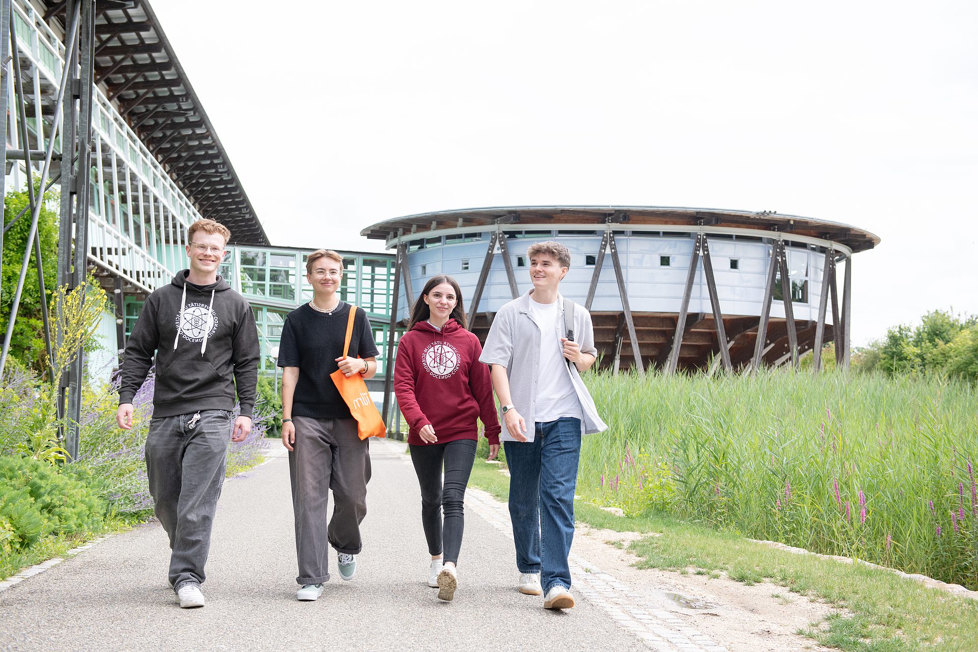 Studierende_laufend_Campus_168_gespiegelt Studierende laufen über den Campus an der Uni West