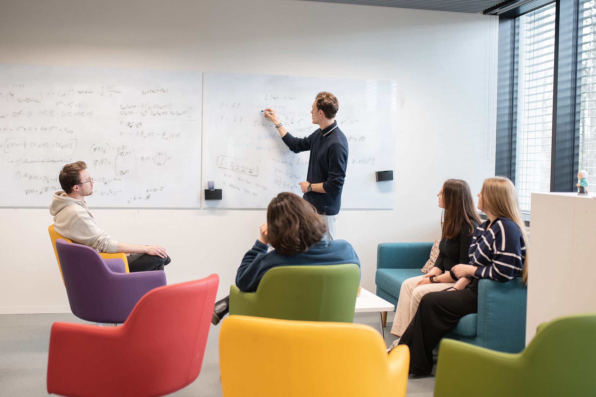 Informationen und Angebote für Nachwuchswissenschaftler*innen auf dem Weg zur