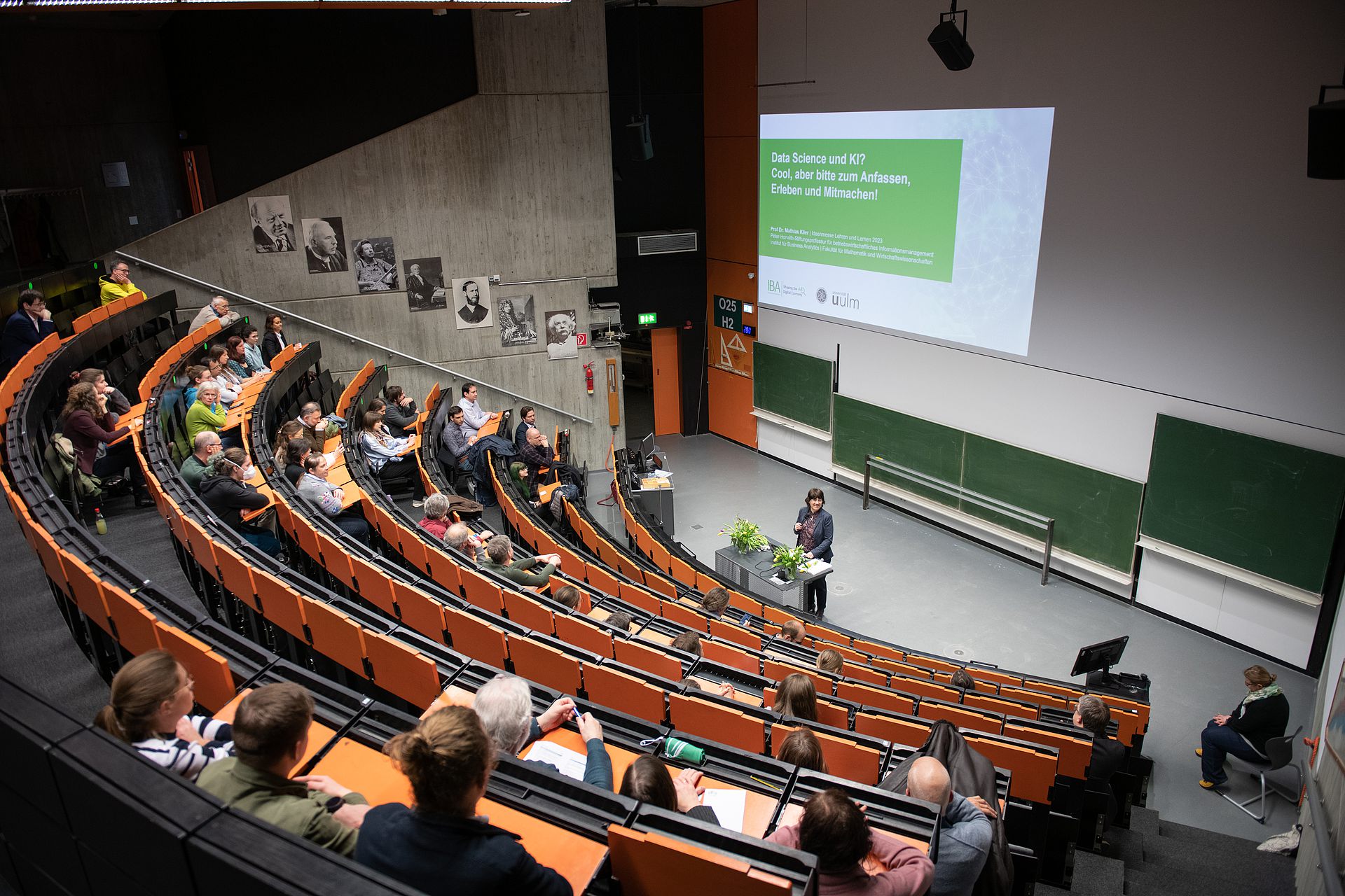 Bild eines Dozenten, der seine Forschung in einem Universitätssaal vorstellt