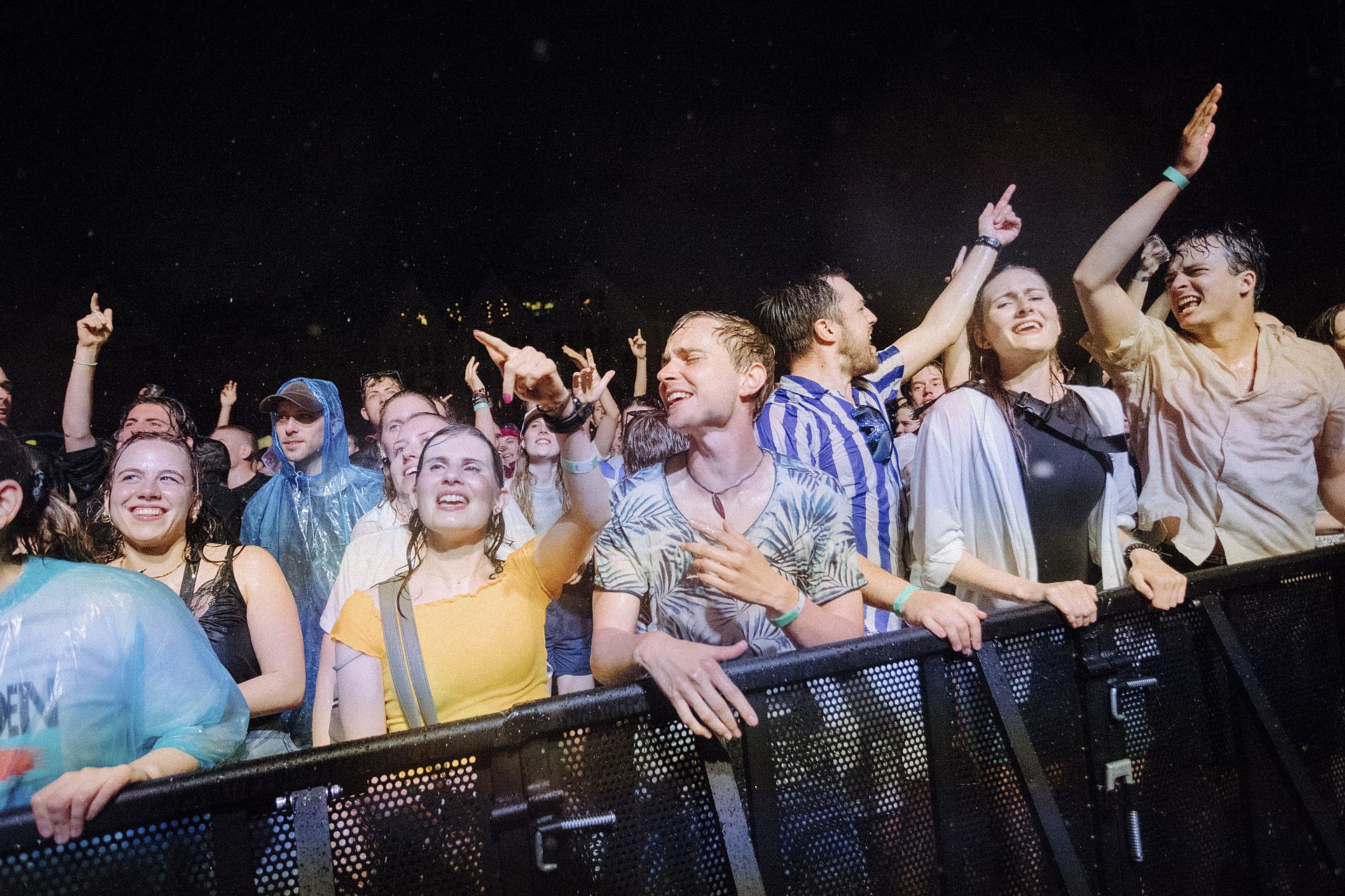 Foto vom Publikum der »Schwör mal!«-Party, welches nachts und im Regen feiert