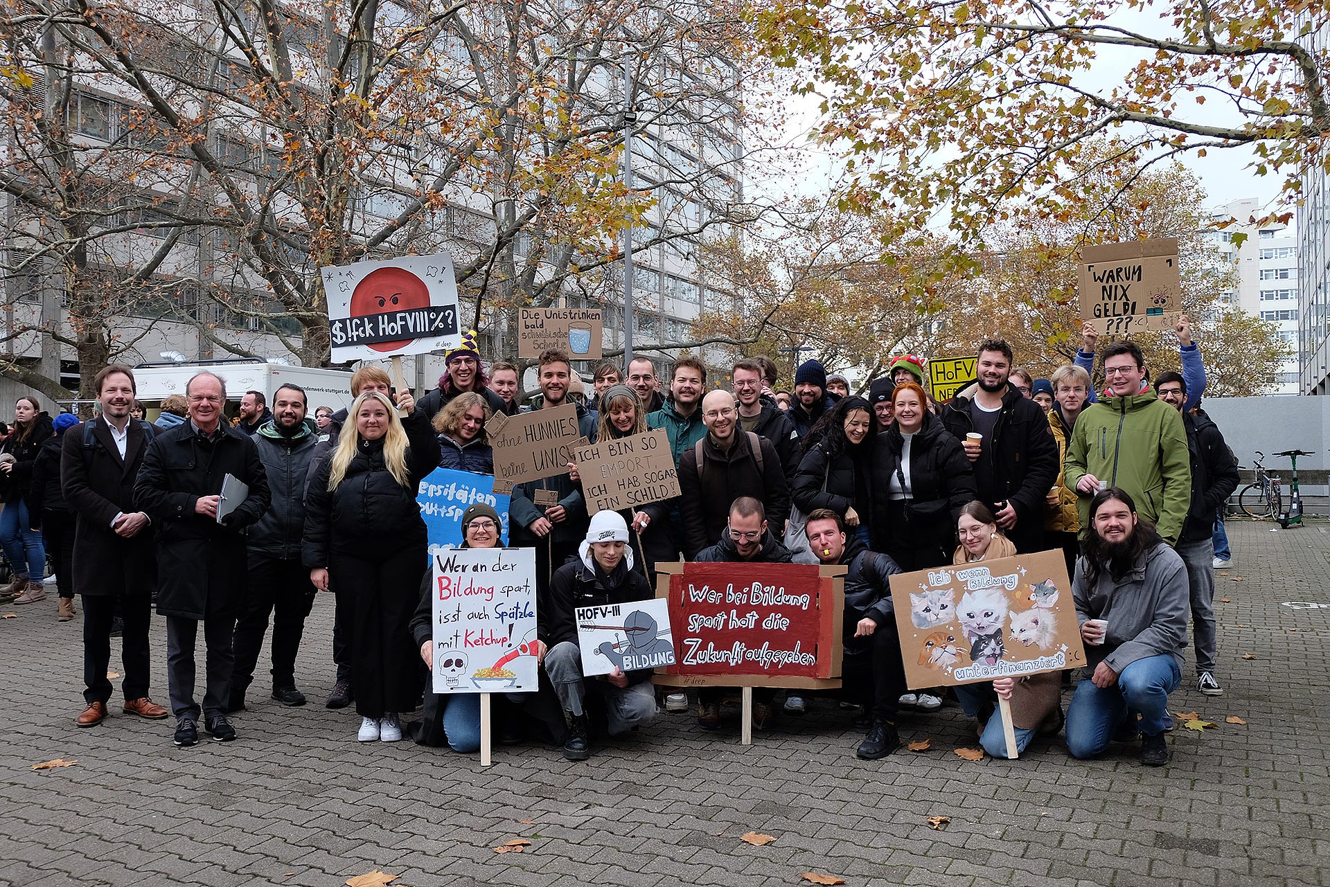 Mitglieder der Uni Ulm protestieren in Stuttgart 