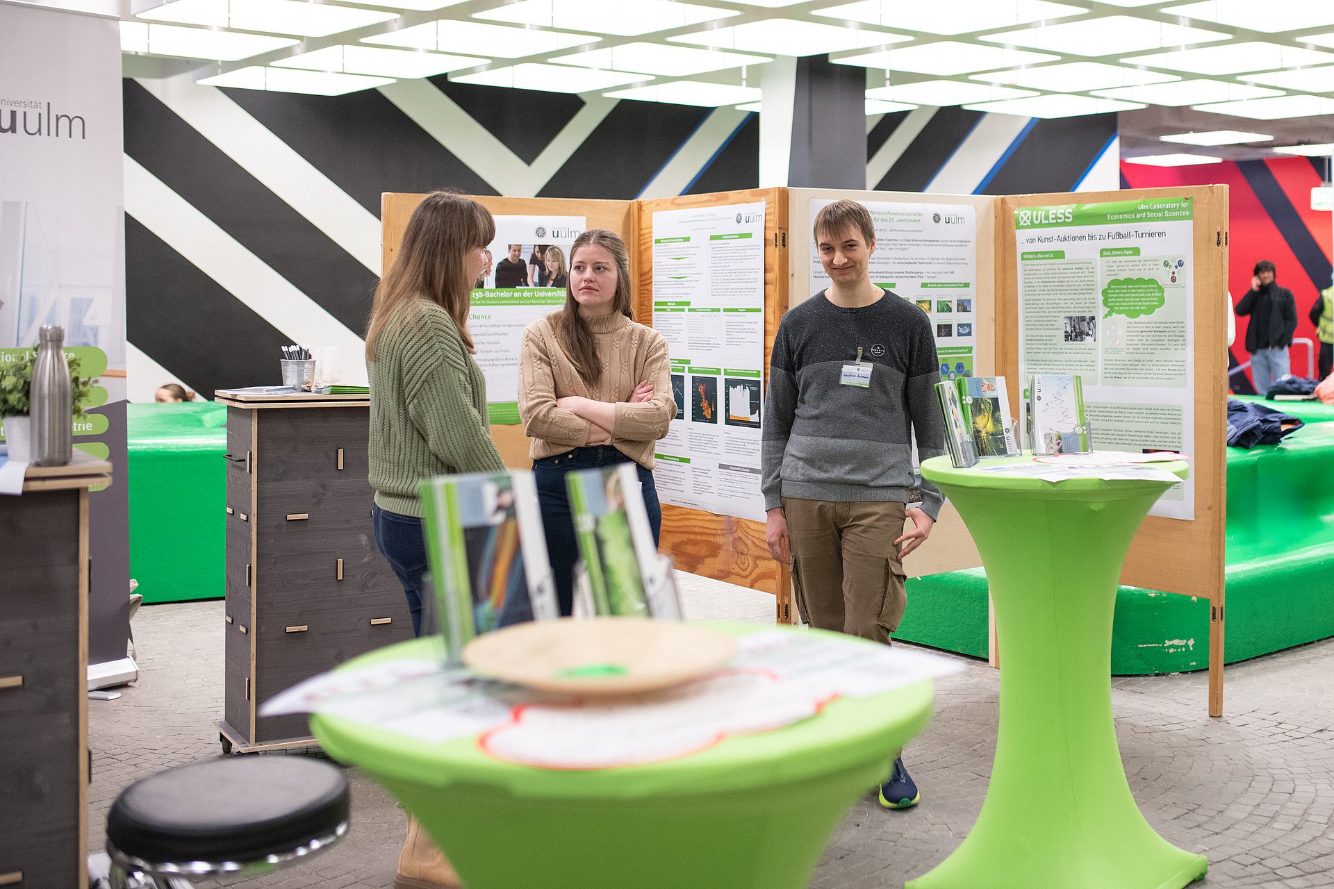 Infostand mit Studierenden und Schülern beim Studieninfotag an der Uni Ulm 