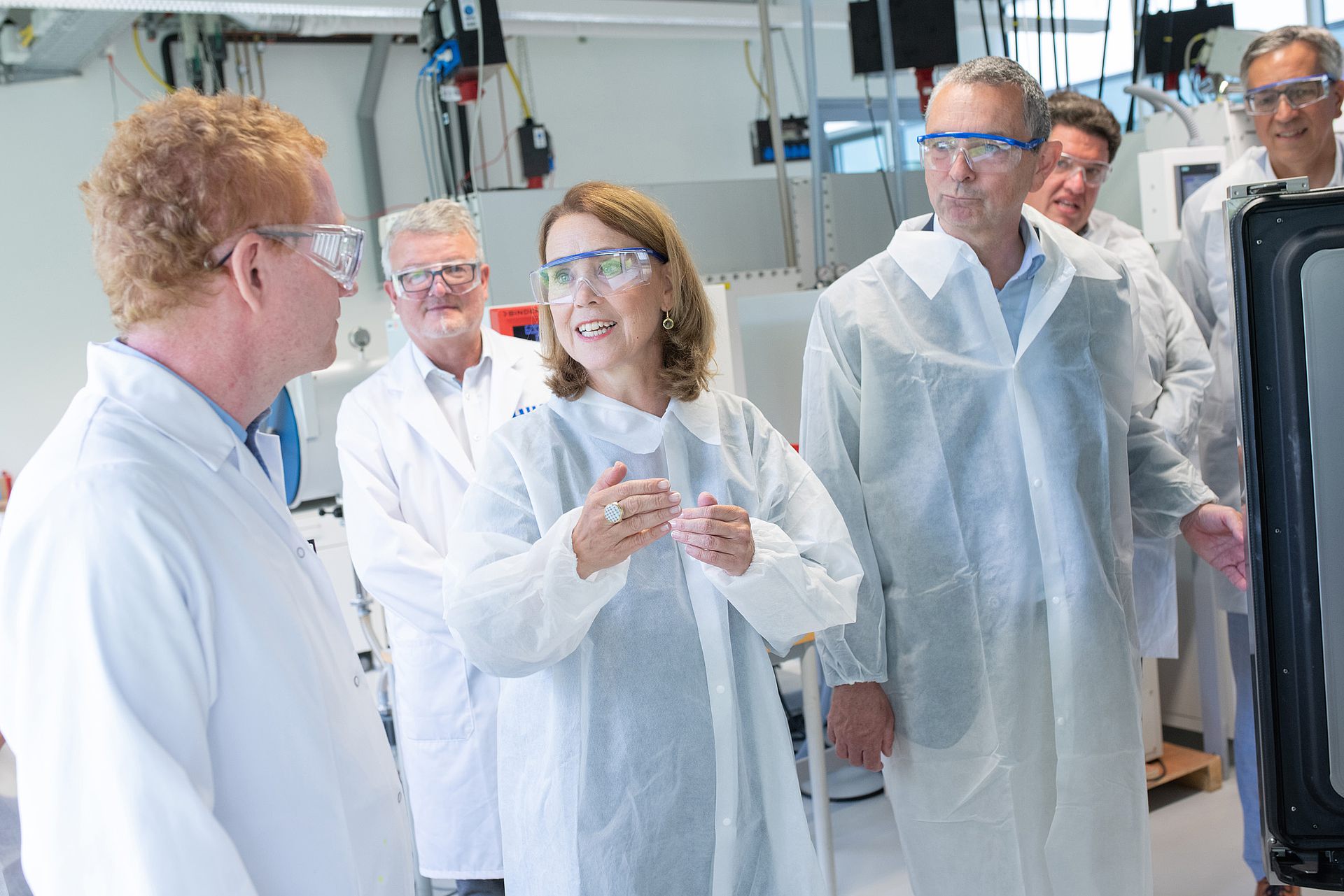 Wissenschaftsministerin Petra Olschowski in einem Labor des Helmholtz-Instituts Ulm