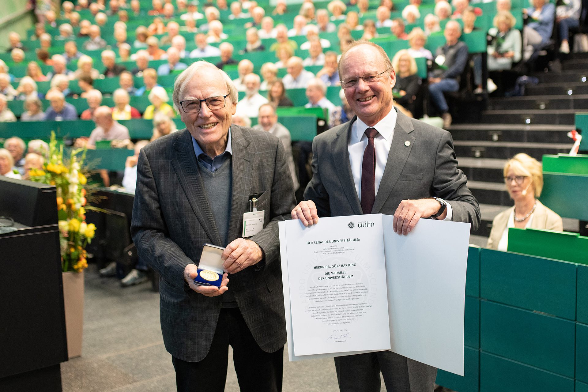 Dr. Götz Hartung erhält die Medaille der Uni Ulm 