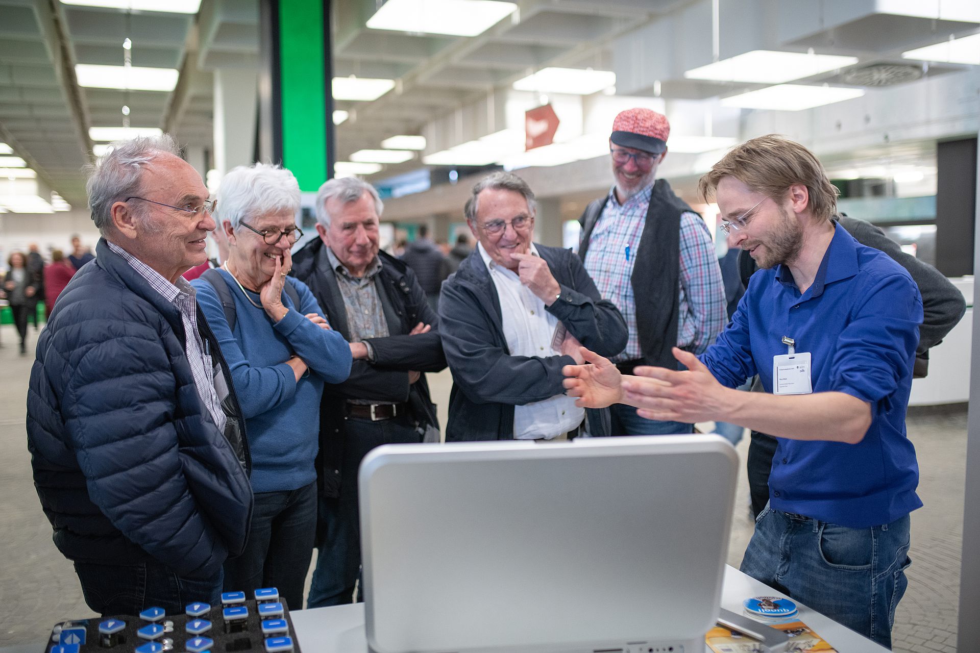 Teilnehmende an einem Stand mit quantenoptischen Experimenten